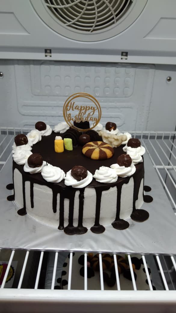 Choco-Ball & Cookies Drip Cake